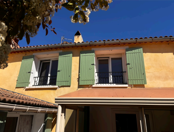 Peinture de finition sur volet bois