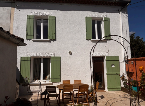 Façade avec volets posés par RMO Menuiserie