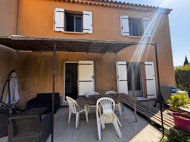 Façade rénovée avec volets sur mesure